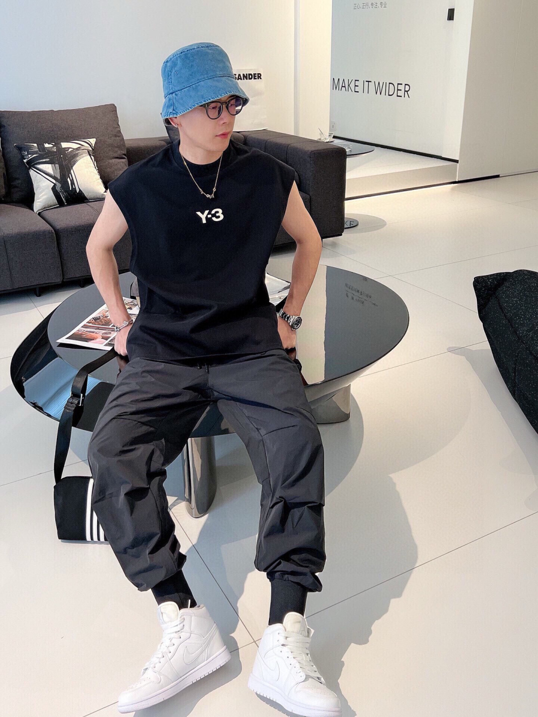  
Y3夏季新款背心🎽采用优质面料，超级柔软亲肤！标识印花胶印设计点缀，内里走线工整细致，上身时尚潮流！