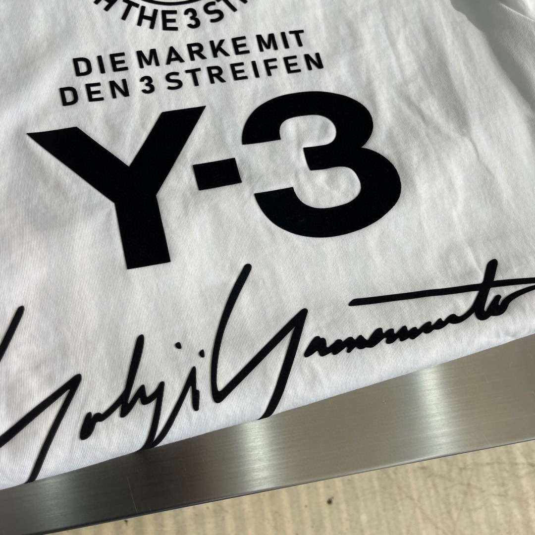 
(高版本）Y-3山本耀司 25春夏新品宽松版型短袖T恤，采用定制340g高克重棉面料，非常有质感，袖口