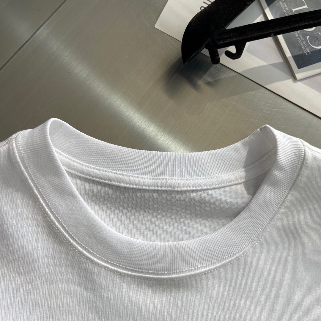 
(高版本）Y-3山本耀司 25春夏新品宽松版型短袖T恤，采用定制340g高克重棉面料，非常有质感，袖口