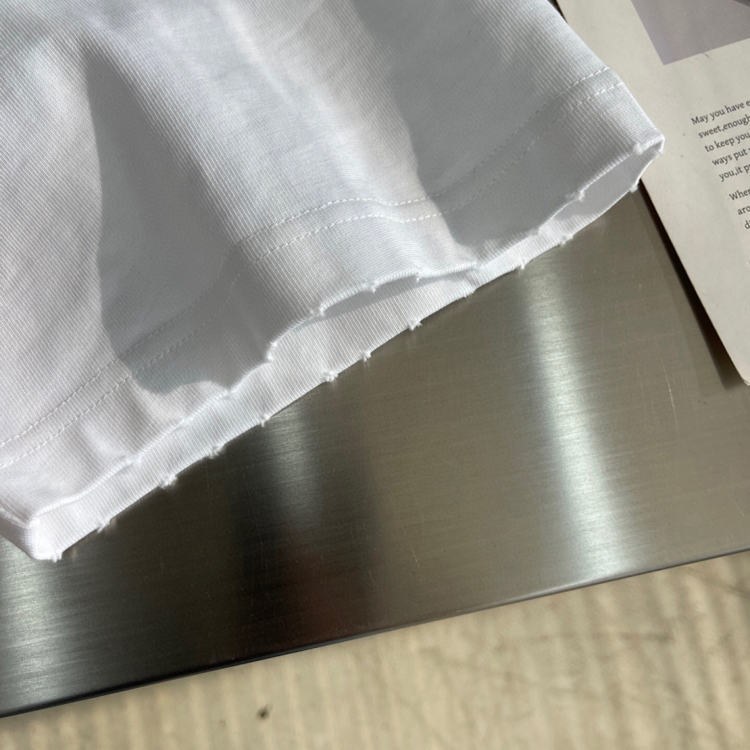 
(高版本）Y-3山本耀司 25春夏新品宽松版型短袖T恤，采用定制340g高克重棉面料，非常有质感，袖口