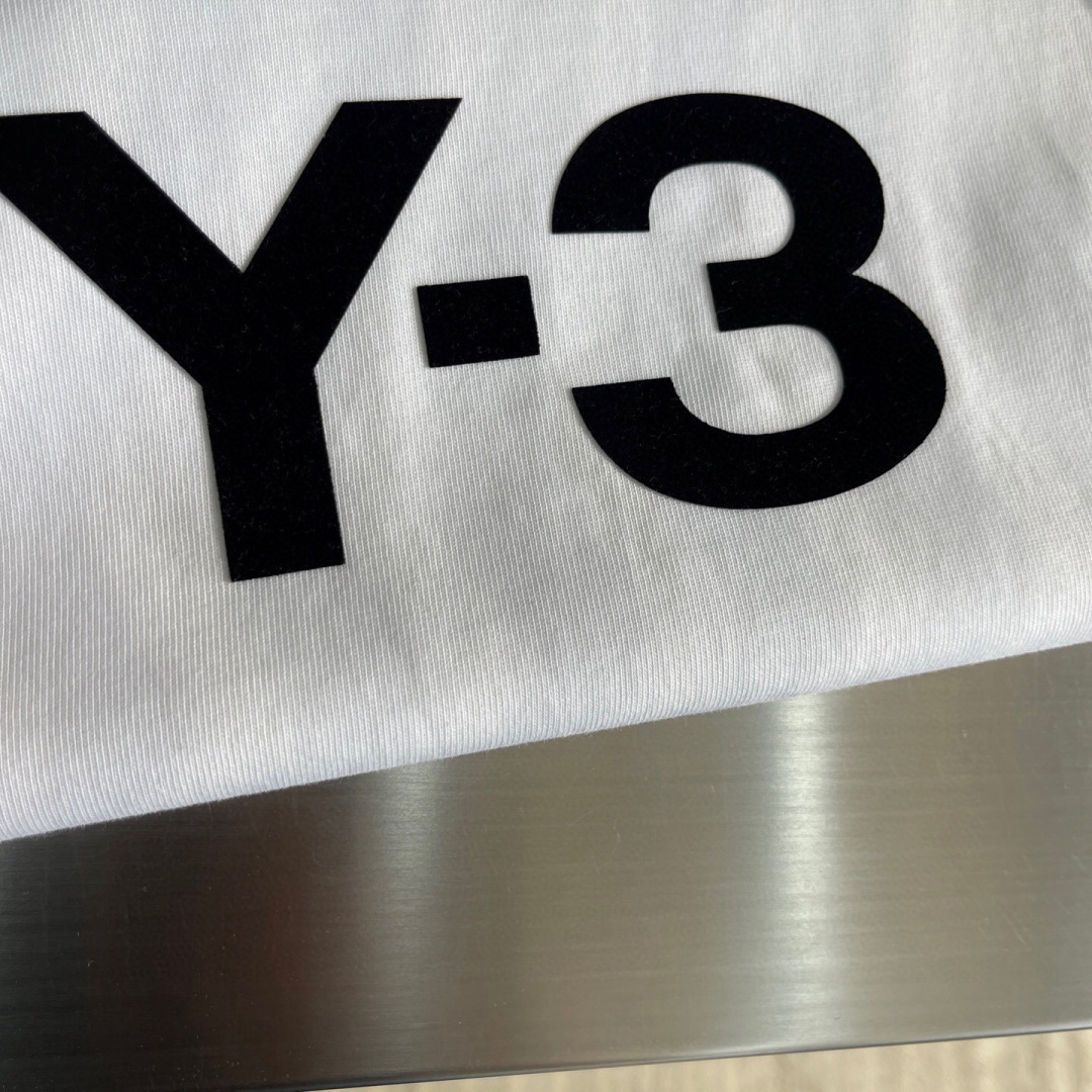 
(高版本）Y-3山本耀司 25春夏新品宽松版型短袖T恤，采用定制340g高克重棉面料，非常有质感，袖口