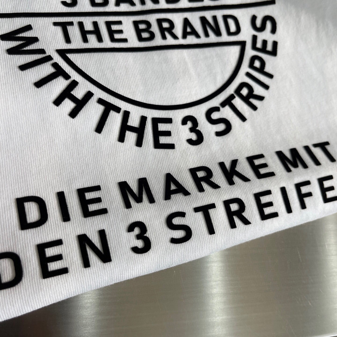 
(高版本）Y-3山本耀司 25春夏新品宽松版型短袖T恤，采用定制340g高克重棉面料，非常有质感，袖口