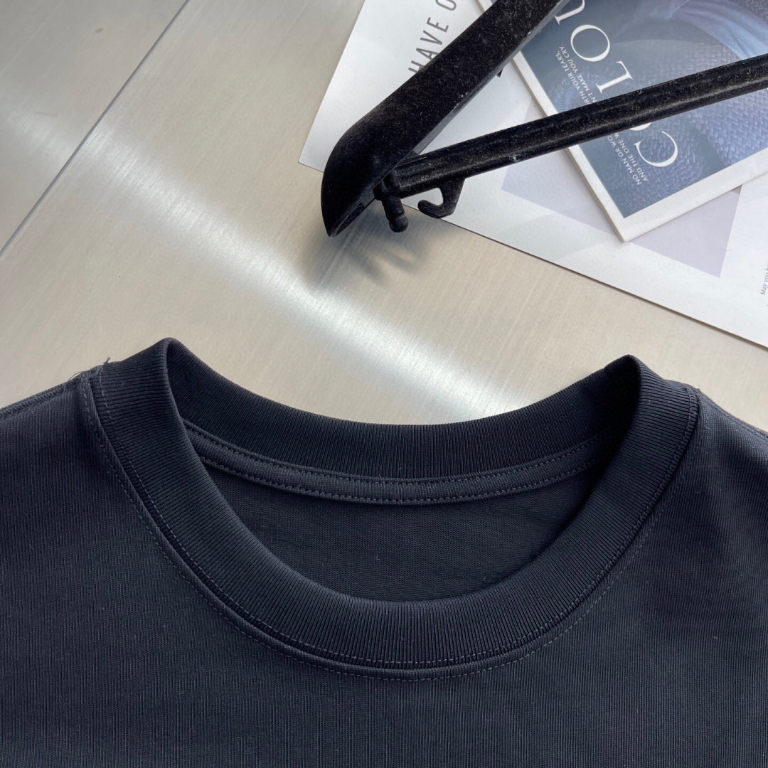 
(高版本）Y-3山本耀司 25春夏新品宽松版型短袖T恤，采用定制340g高克重棉面料，非常有质感，袖口