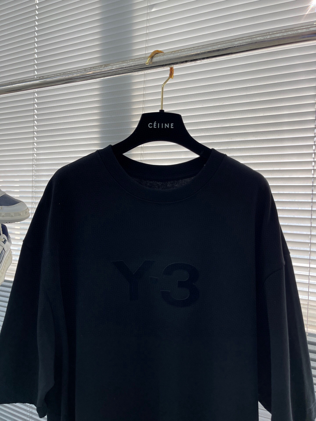 
(高版本）Y-3山本耀司 25春夏新品宽松版型短袖T恤，采用定制340g高克重棉面料，非常有质感，袖口