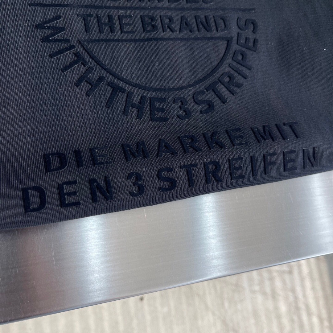 
(高版本）Y-3山本耀司 25春夏新品宽松版型短袖T恤，采用定制340g高克重棉面料，非常有质感，袖口