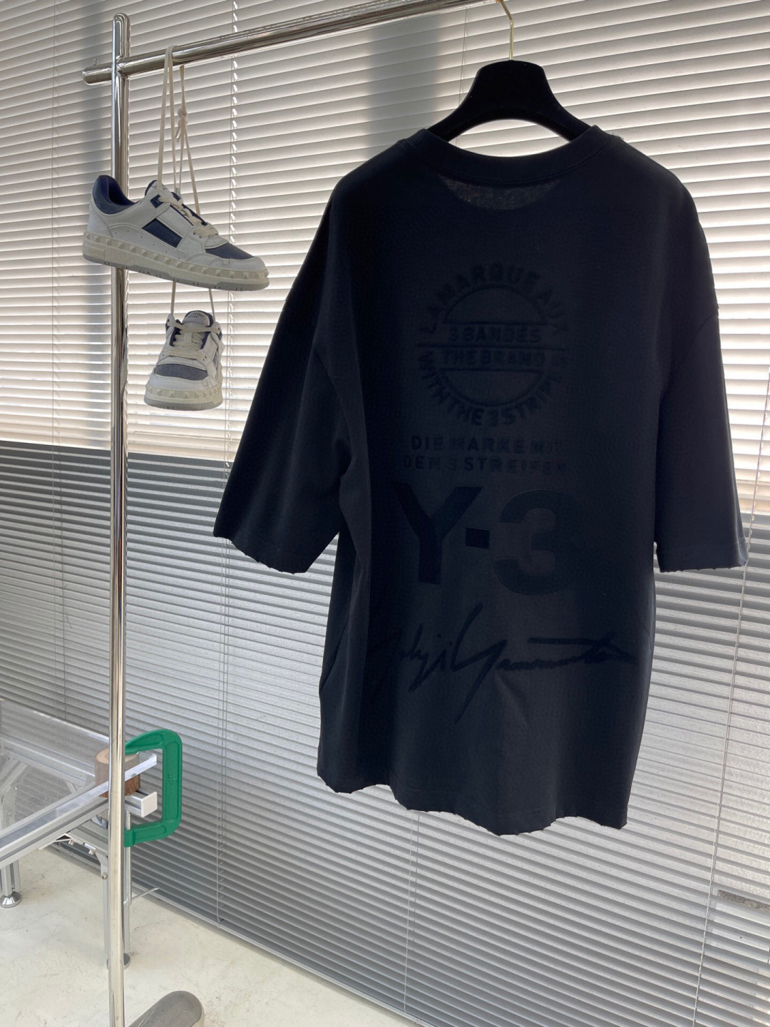 
(高版本）Y-3山本耀司 25春夏新品宽松版型短袖T恤，采用定制340g高克重棉面料，非常有质感，袖口
