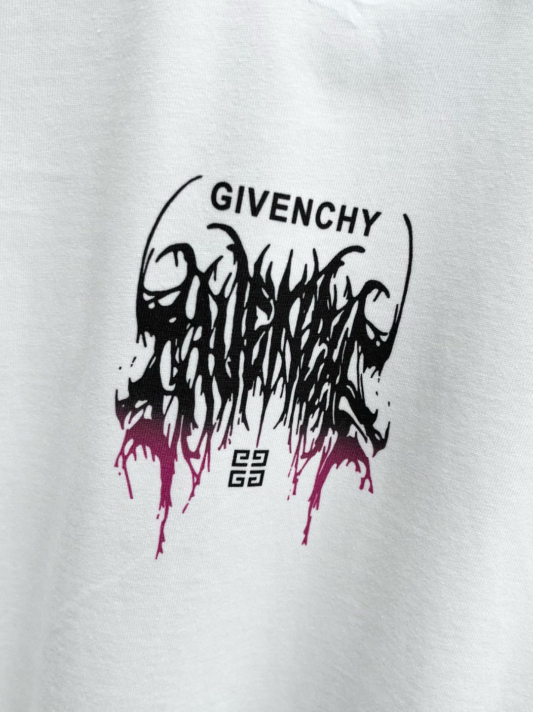 
GVC* 25ss新款短袖，定制280克全棉面料，前幅印花logo，非常简约大气的一款 无论是上身舒适