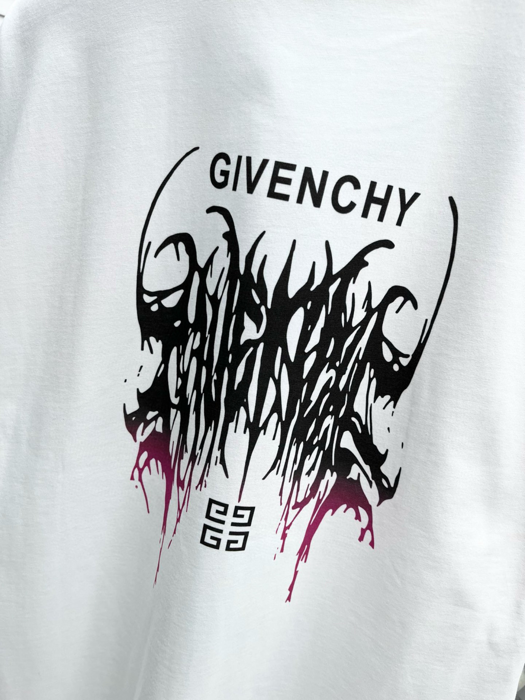 
GVC* 25ss新款短袖，定制280克全棉面料，前幅印花logo，非常简约大气的一款 无论是上身舒适