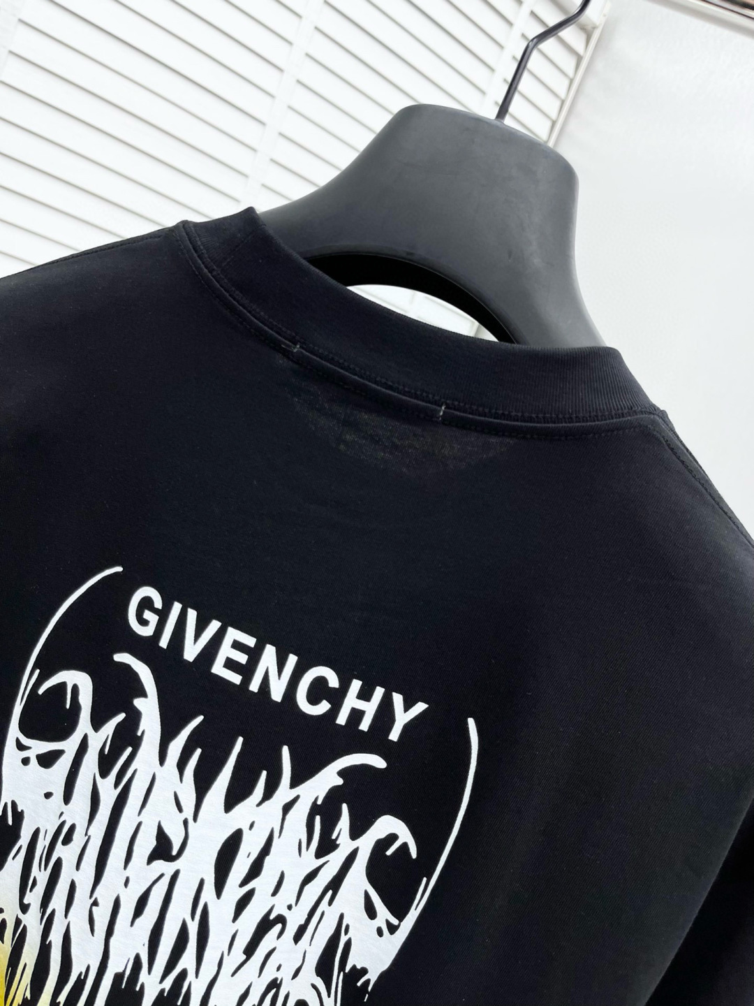 
GVC* 25ss新款短袖，定制280克全棉面料，前幅印花logo，非常简约大气的一款 无论是上身舒适