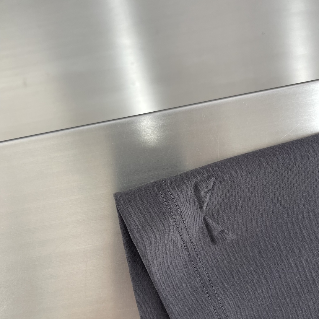 
FEND   2025春夏短袖系列

尺码   m-5xL
版型：微阔版型
克重：220克重 兰精莫代