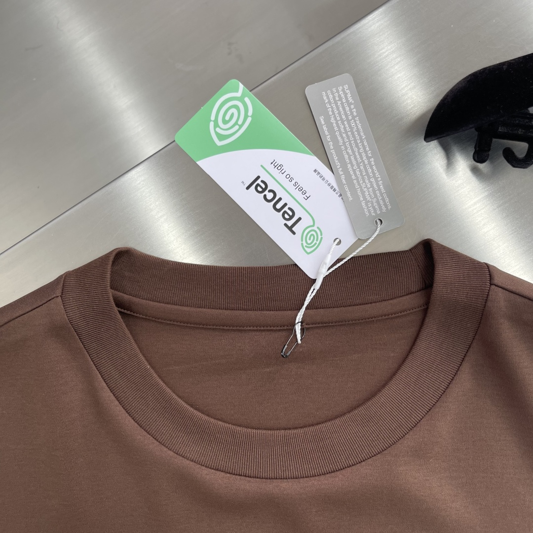 
FEND   2025春夏短袖系列

尺码   m-5xL
版型：微阔版型
克重：220克重 兰精莫代