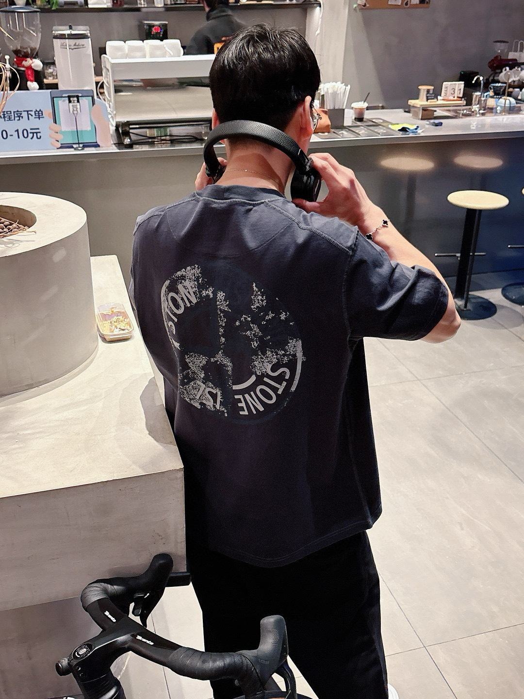 
2025 S/S New 新品
颜色：黑色 白色 灰色
尺码：M—3XL 微阔版型
P.S：265克重