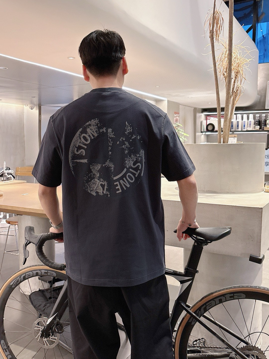 
2025 S/S New 新品
颜色：黑色 白色 灰色
尺码：M—3XL 微阔版型
P.S：265克重