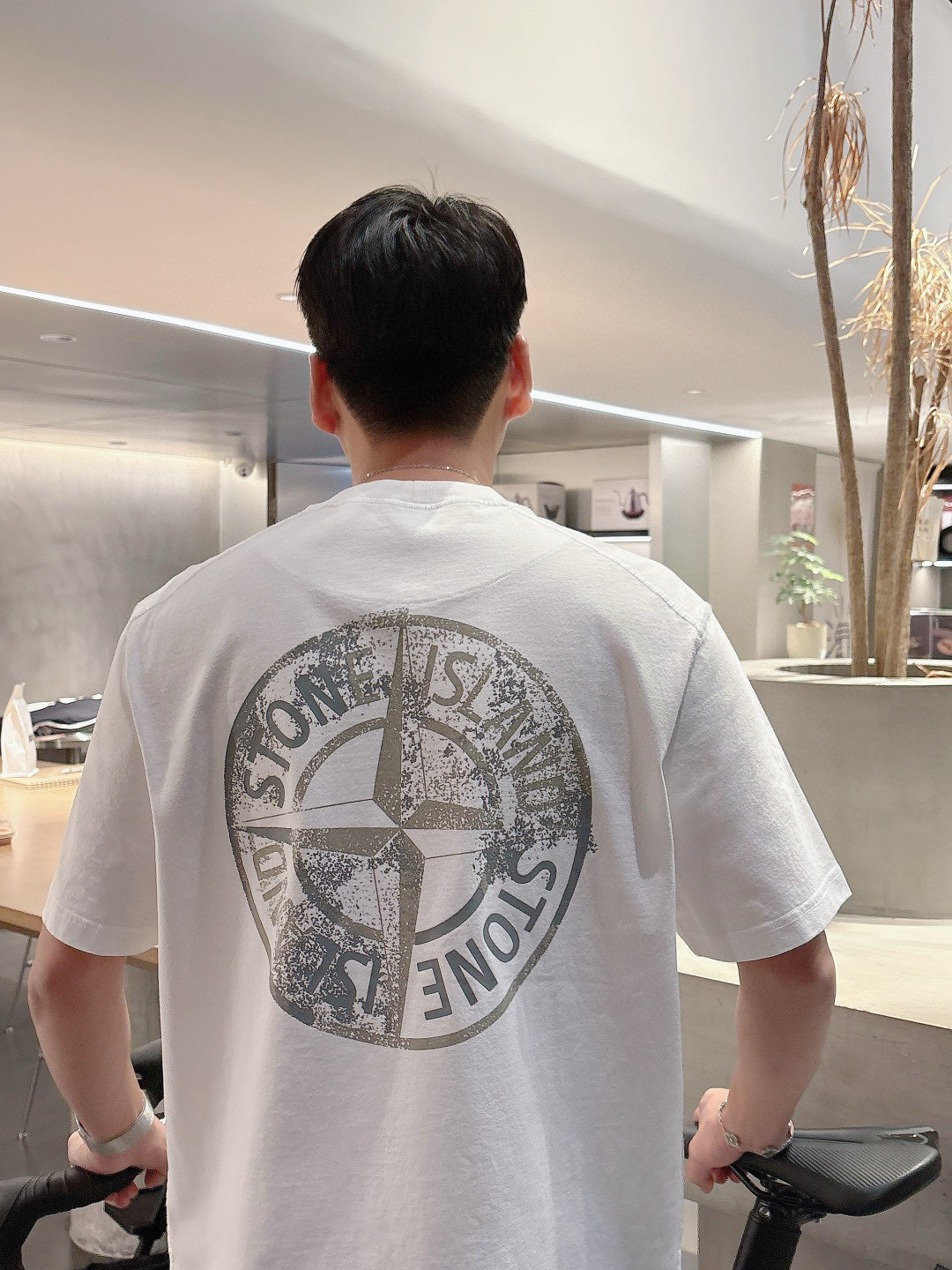
2025 S/S New 新品
颜色：黑色 白色 灰色
尺码：M—3XL 微阔版型
P.S：265克重
