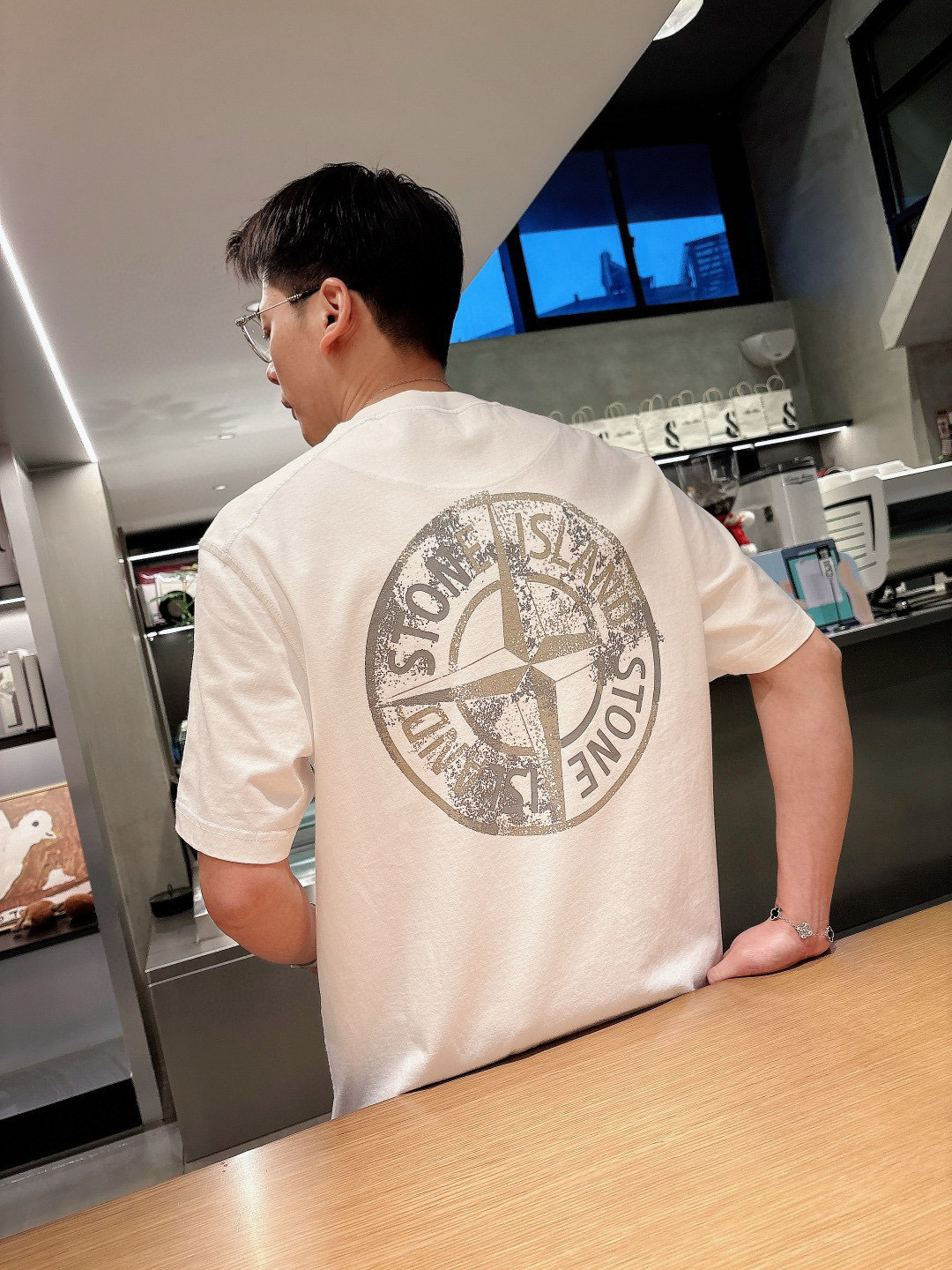
2025 S/S New 新品
颜色：黑色 白色 灰色
尺码：M—3XL 微阔版型
P.S：265克重