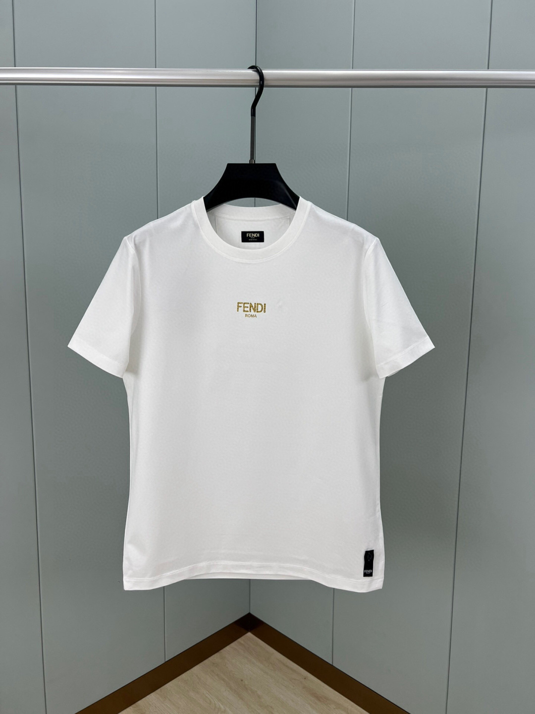 
FENDI 25春夏新品金色亮片FENDI Roma字样短袖T恤，正面正面饰有金色亮片FENDI Ro