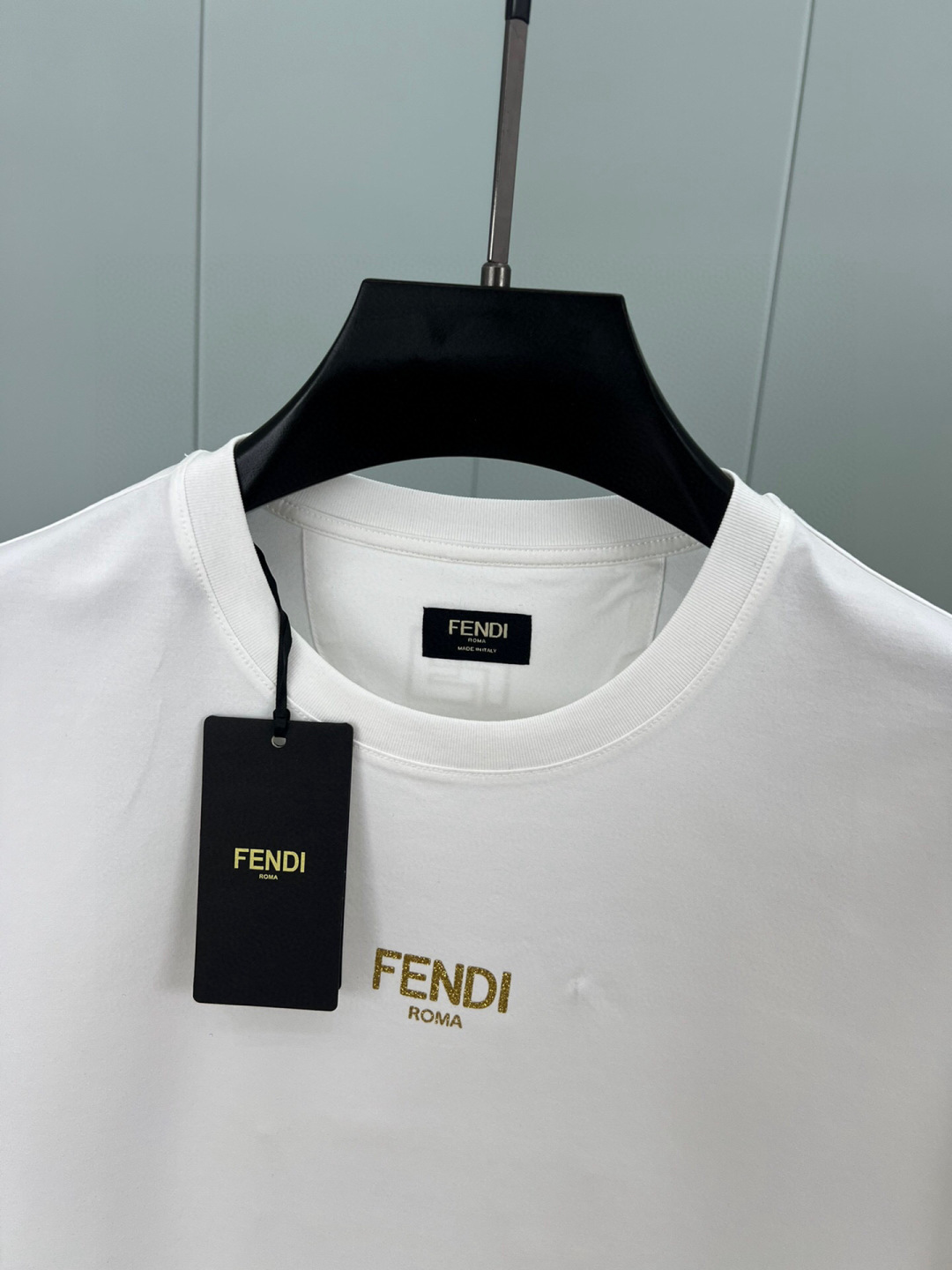 
FENDI 25春夏新品金色亮片FENDI Roma字样短袖T恤，正面正面饰有金色亮片FENDI Ro