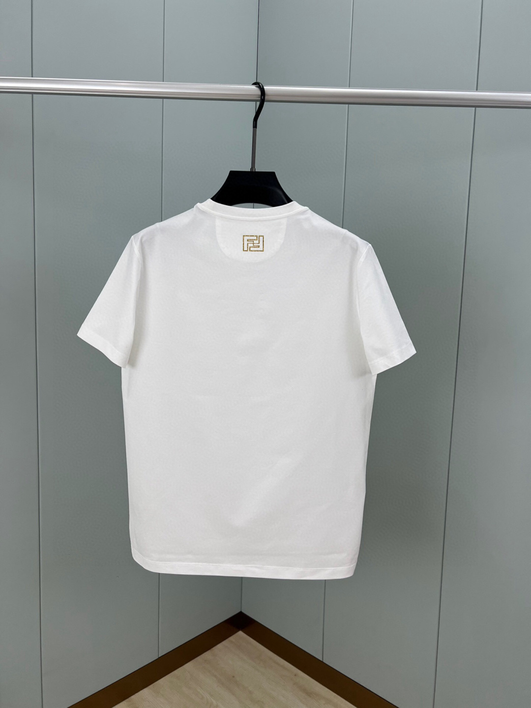 
FENDI 25春夏新品金色亮片FENDI Roma字样短袖T恤，正面正面饰有金色亮片FENDI Ro