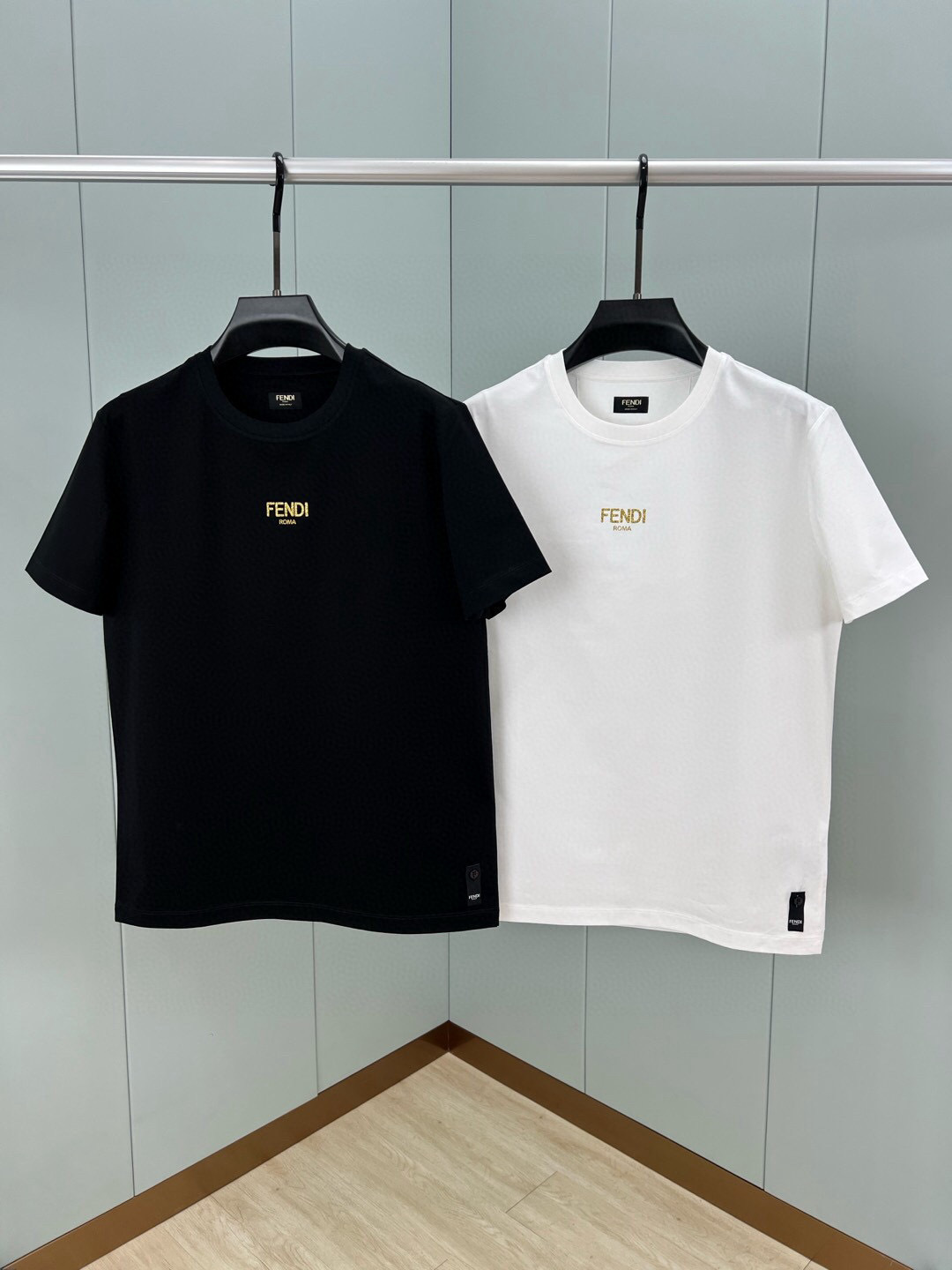 
FENDI 25春夏新品金色亮片FENDI Roma字样短袖T恤，正面正面饰有金色亮片FENDI Ro