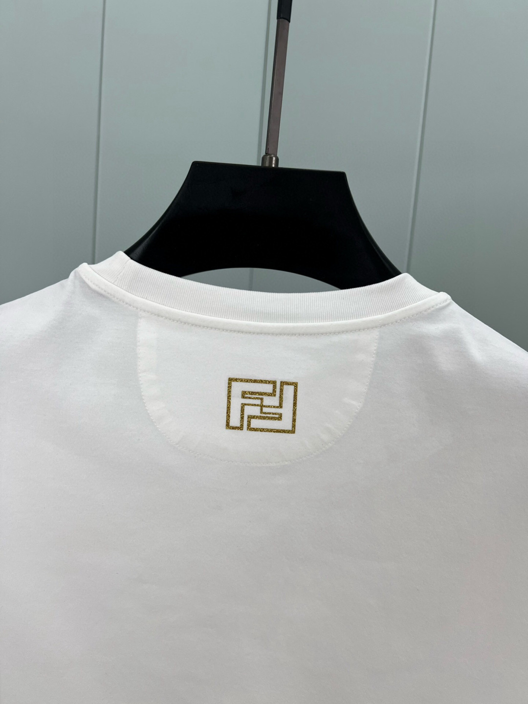 
FENDI 25春夏新品金色亮片FENDI Roma字样短袖T恤，正面正面饰有金色亮片FENDI Ro