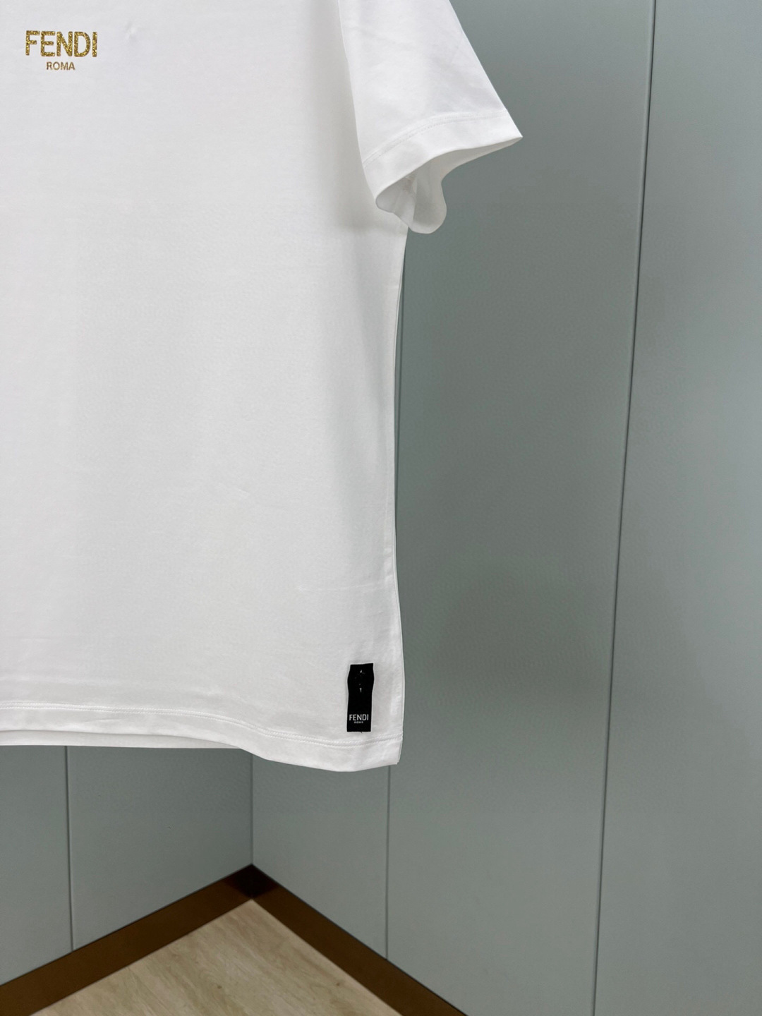 
FENDI 25春夏新品金色亮片FENDI Roma字样短袖T恤，正面正面饰有金色亮片FENDI Ro