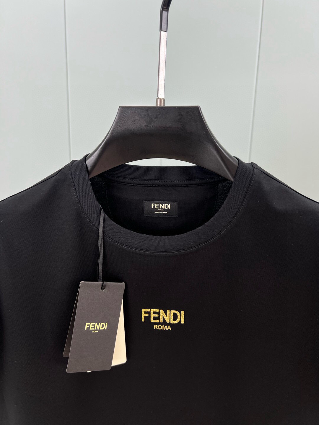 
FENDI 25春夏新品金色亮片FENDI Roma字样短袖T恤，正面正面饰有金色亮片FENDI Ro