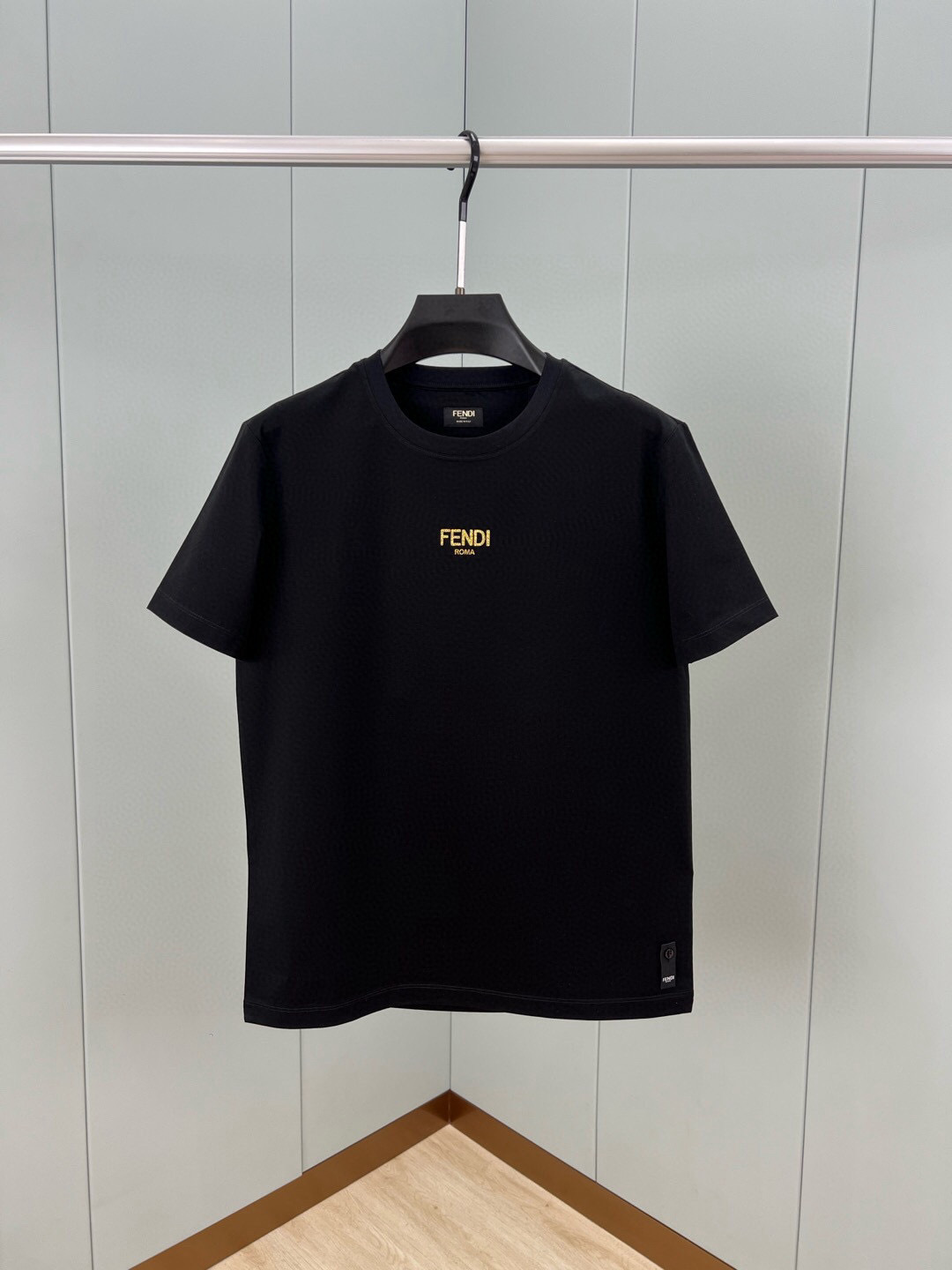 
FENDI 25春夏新品金色亮片FENDI Roma字样短袖T恤，正面正面饰有金色亮片FENDI Ro