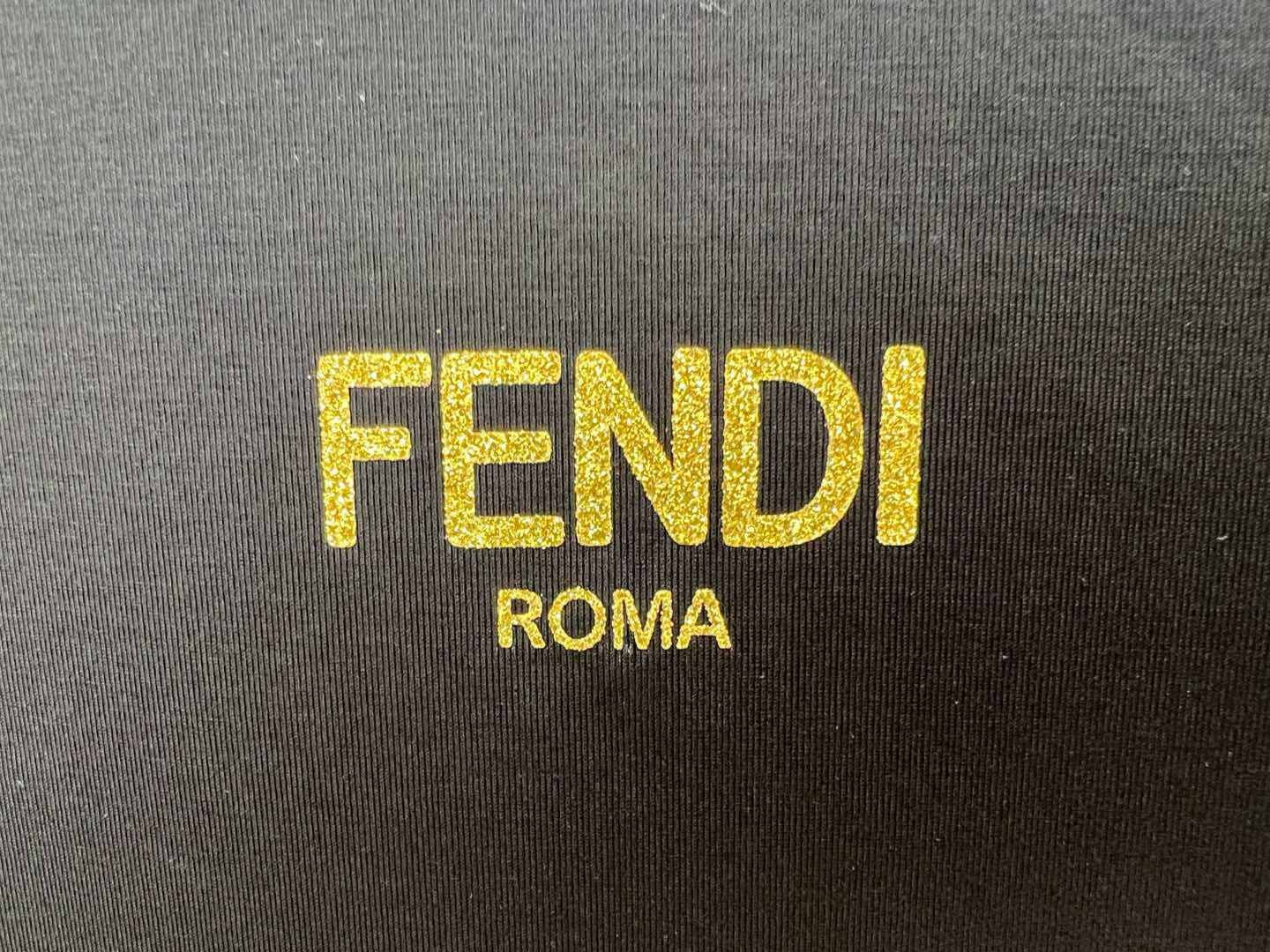 
FENDI 25春夏新品金色亮片FENDI Roma字样短袖T恤，正面正面饰有金色亮片FENDI Ro
