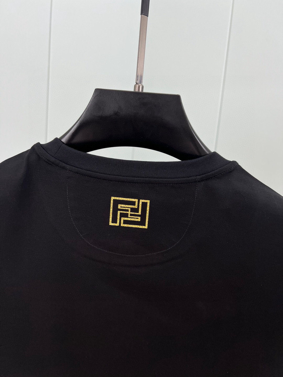 
FENDI 25春夏新品金色亮片FENDI Roma字样短袖T恤，正面正面饰有金色亮片FENDI Ro