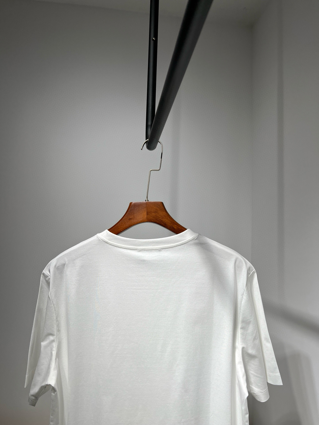 
    2025春夏新款，经典不变....VER**范*哲短袖 还是最最简单啊设计， 最耐穿的款式，只