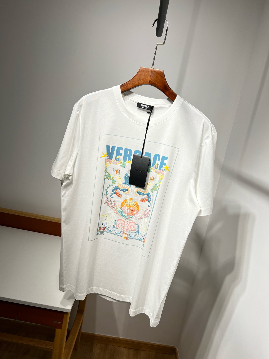 
    2025春夏新款，经典不变....VER**范*哲短袖 还是最最简单啊设计， 最耐穿的款式，只