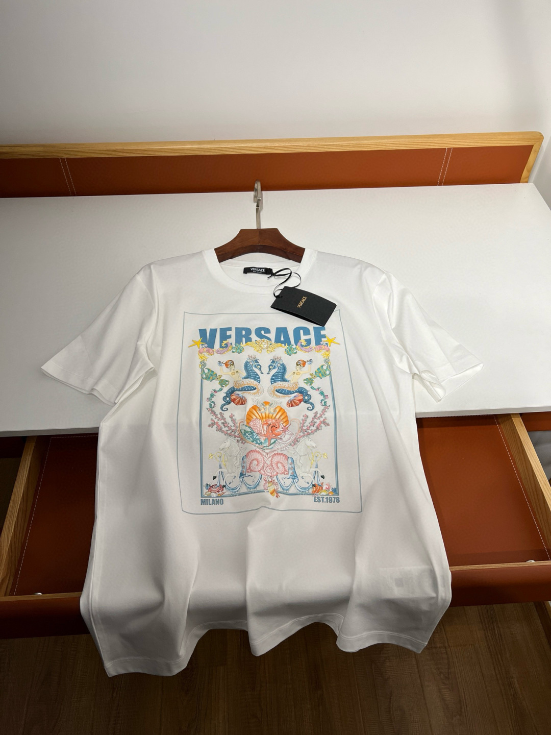 
    2025春夏新款，经典不变....VER**范*哲短袖 还是最最简单啊设计， 最耐穿的款式，只