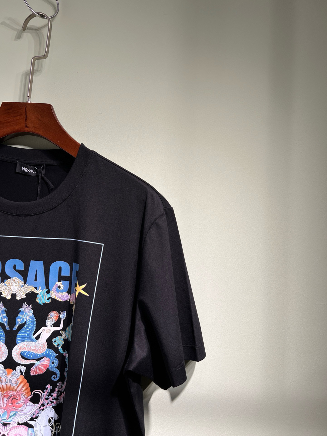 
    2025春夏新款，经典不变....VER**范*哲短袖 还是最最简单啊设计， 最耐穿的款式，只