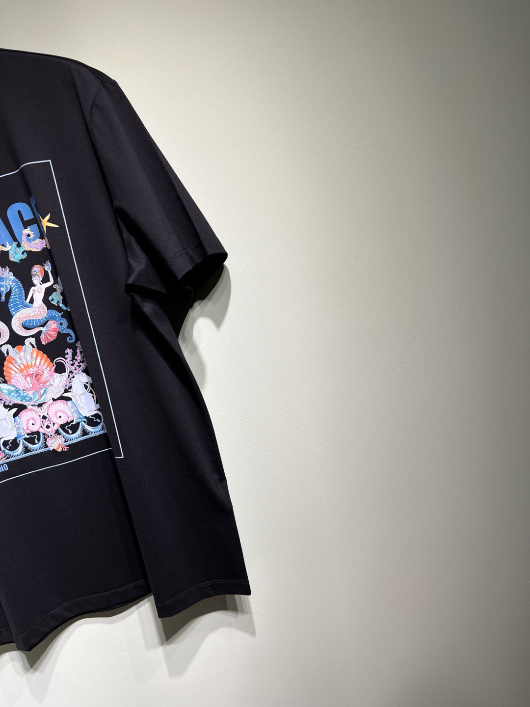 
    2025春夏新款，经典不变....VER**范*哲短袖 还是最最简单啊设计， 最耐穿的款式，只