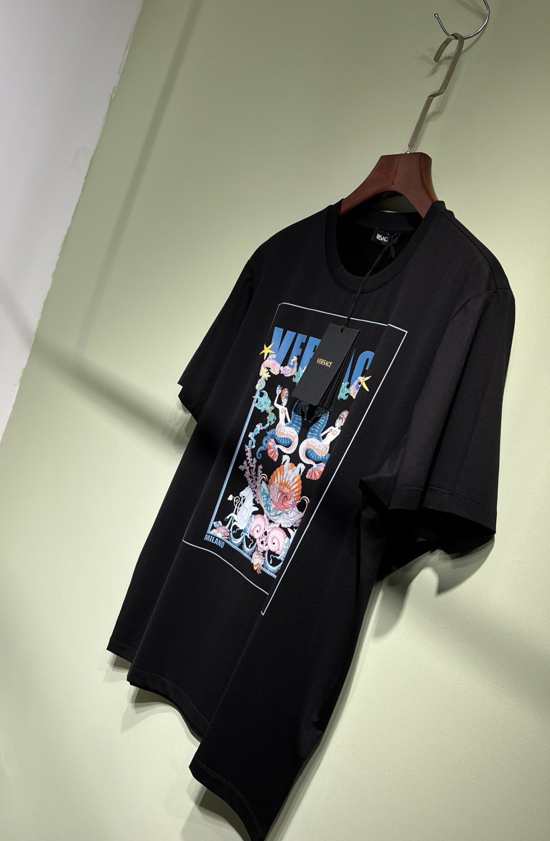 
    2025春夏新款，经典不变....VER**范*哲短袖 还是最最简单啊设计， 最耐穿的款式，只