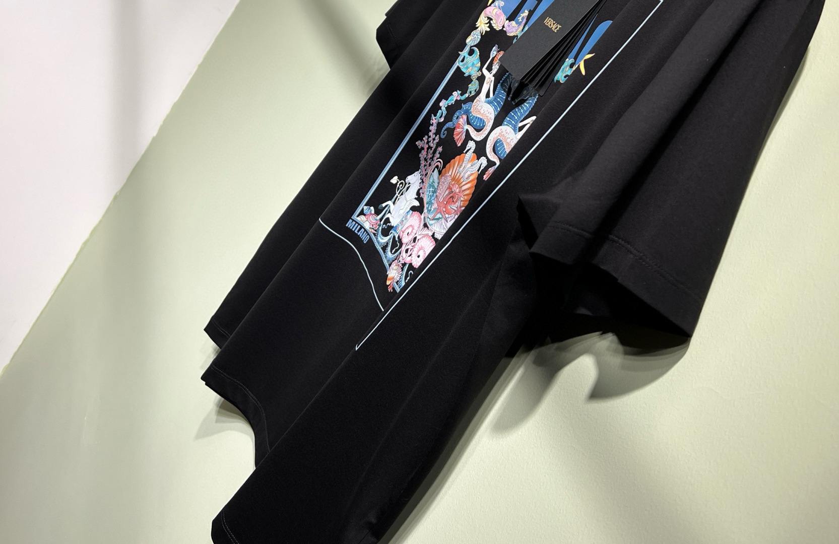 
    2025春夏新款，经典不变....VER**范*哲短袖 还是最最简单啊设计， 最耐穿的款式，只