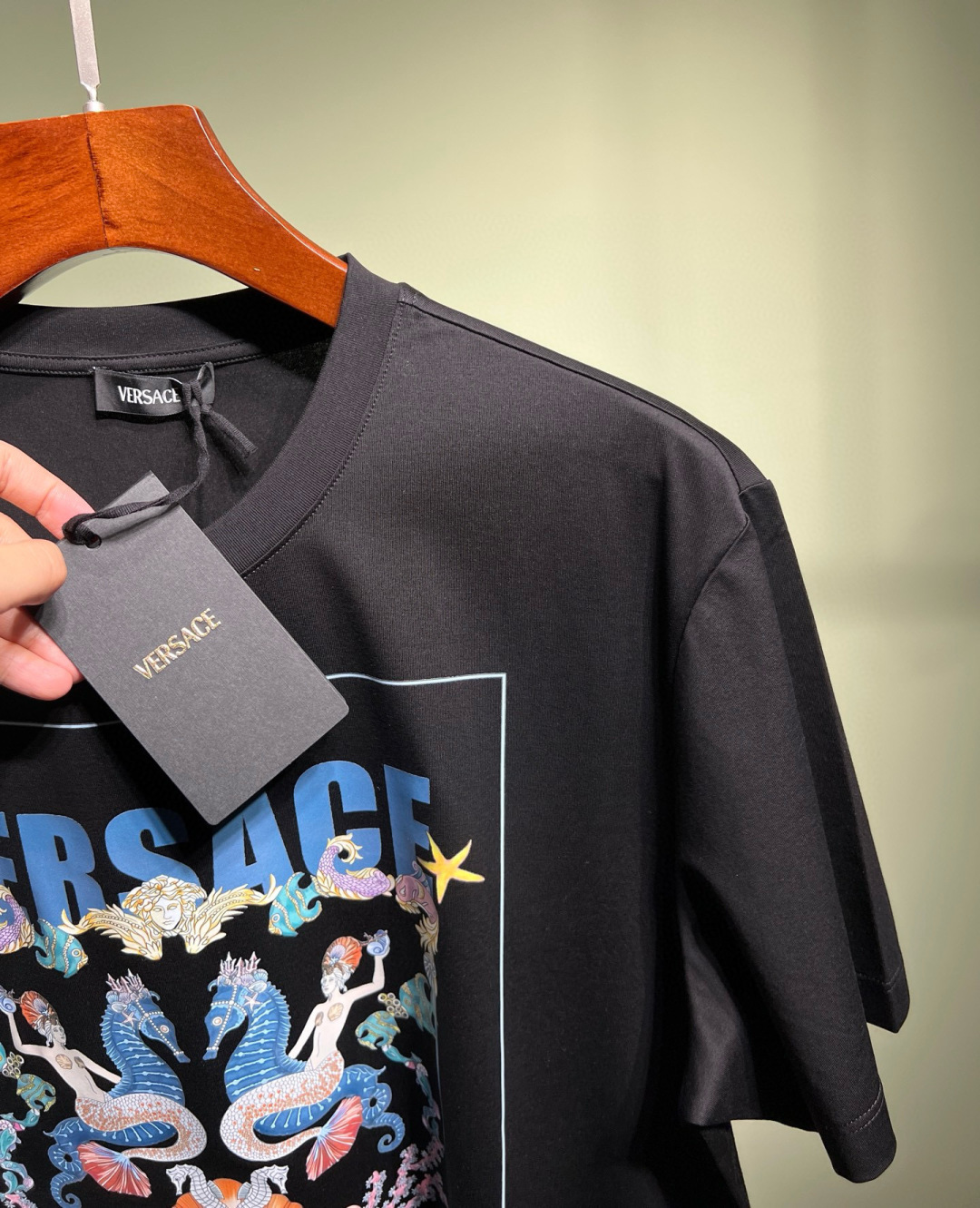 
    2025春夏新款，经典不变....VER**范*哲短袖 还是最最简单啊设计， 最耐穿的款式，只