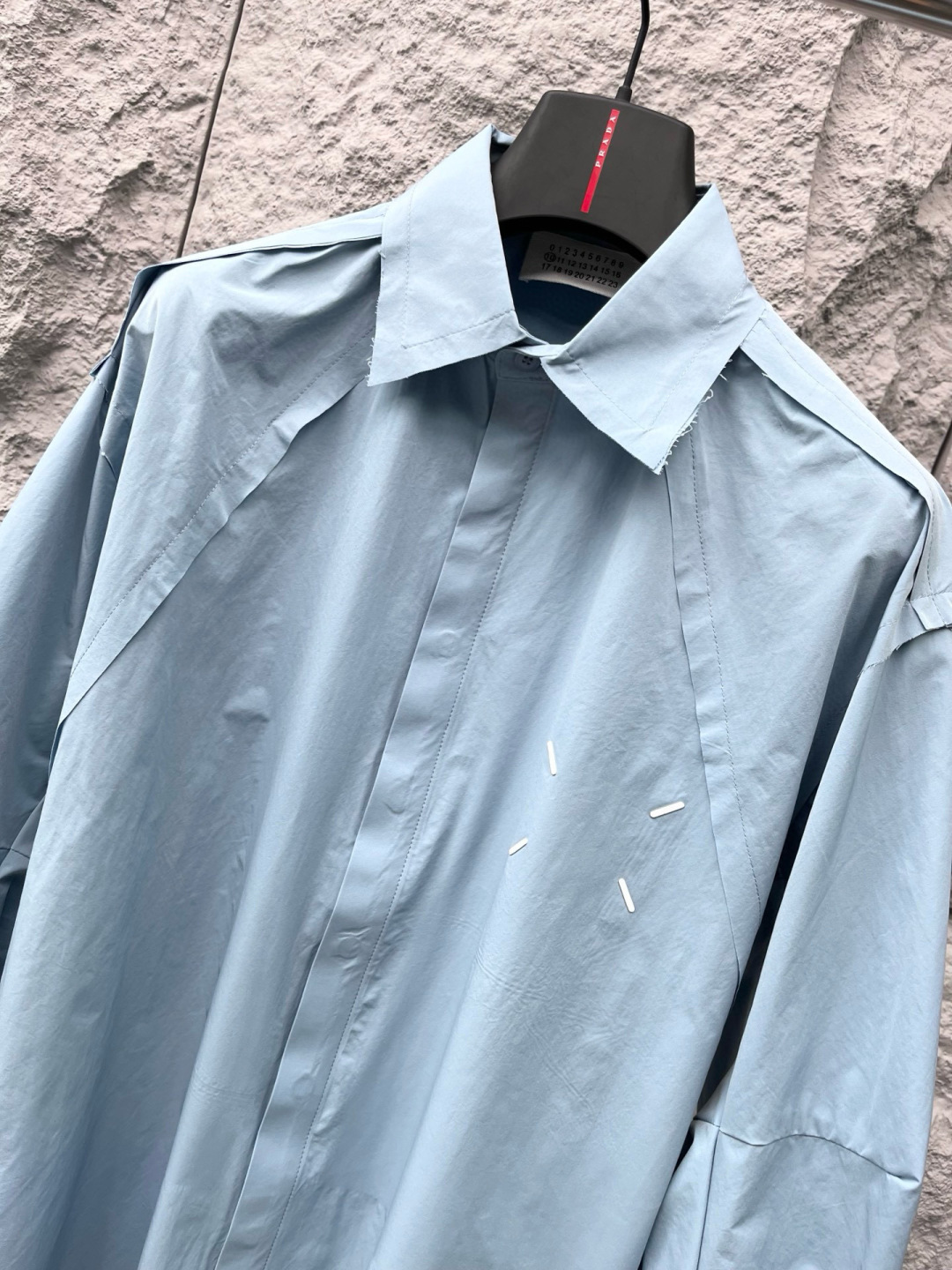  
马吉拉🔥🔥秋季新款OS版衬衣，采用优质速干亚面料，超级舒适透气，面料极好亲肤舒适轻薄，不易起皱不易缩