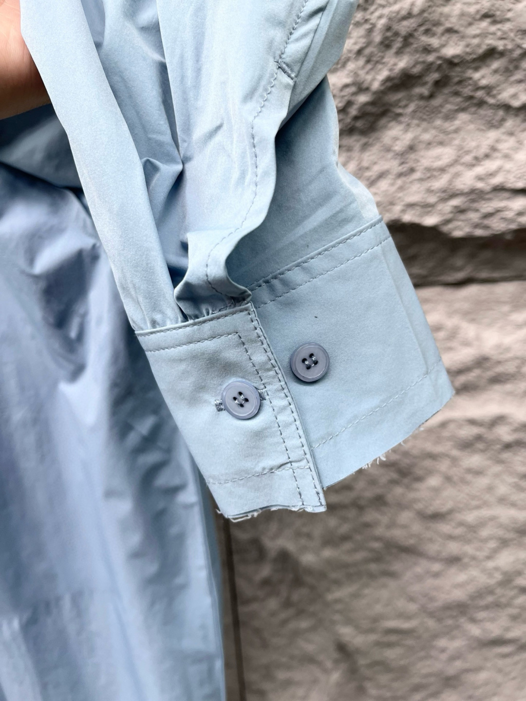  
马吉拉🔥🔥秋季新款OS版衬衣，采用优质速干亚面料，超级舒适透气，面料极好亲肤舒适轻薄，不易起皱不易缩