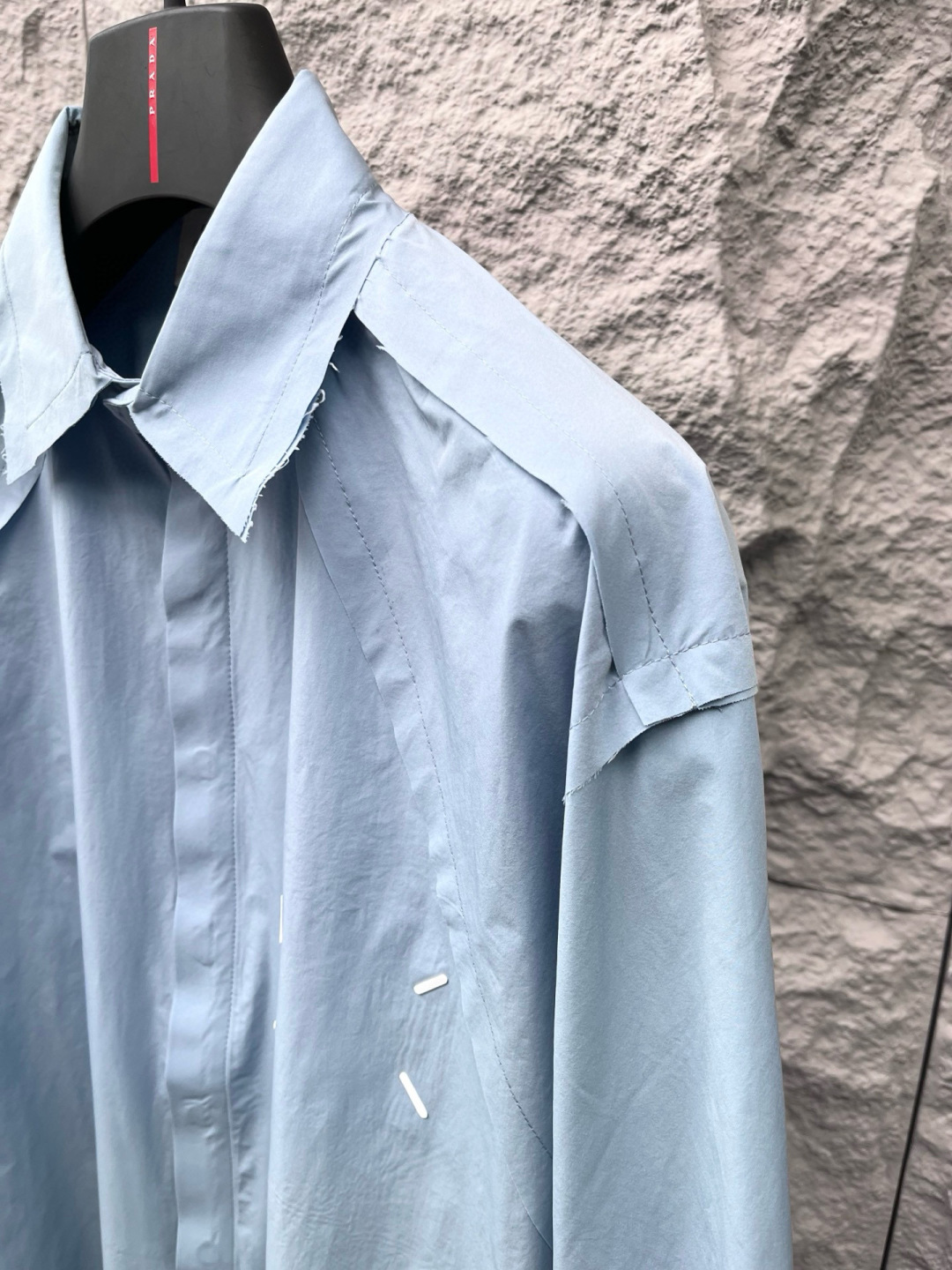  
马吉拉🔥🔥秋季新款OS版衬衣，采用优质速干亚面料，超级舒适透气，面料极好亲肤舒适轻薄，不易起皱不易缩