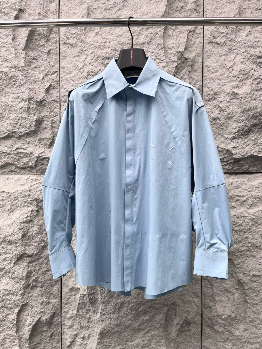  
马吉拉🔥🔥秋季新款OS版衬衣，采用优质速干亚面料，超级舒适透气，面料极好亲肤舒适轻薄，不易起皱不易缩