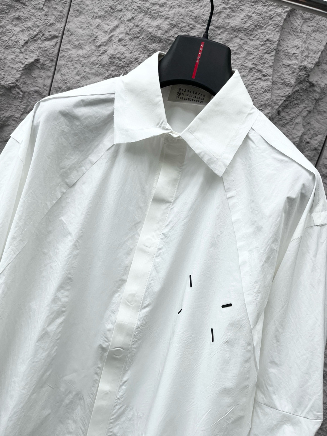  
马吉拉🔥🔥秋季新款OS版衬衣，采用优质速干亚面料，超级舒适透气，面料极好亲肤舒适轻薄，不易起皱不易缩