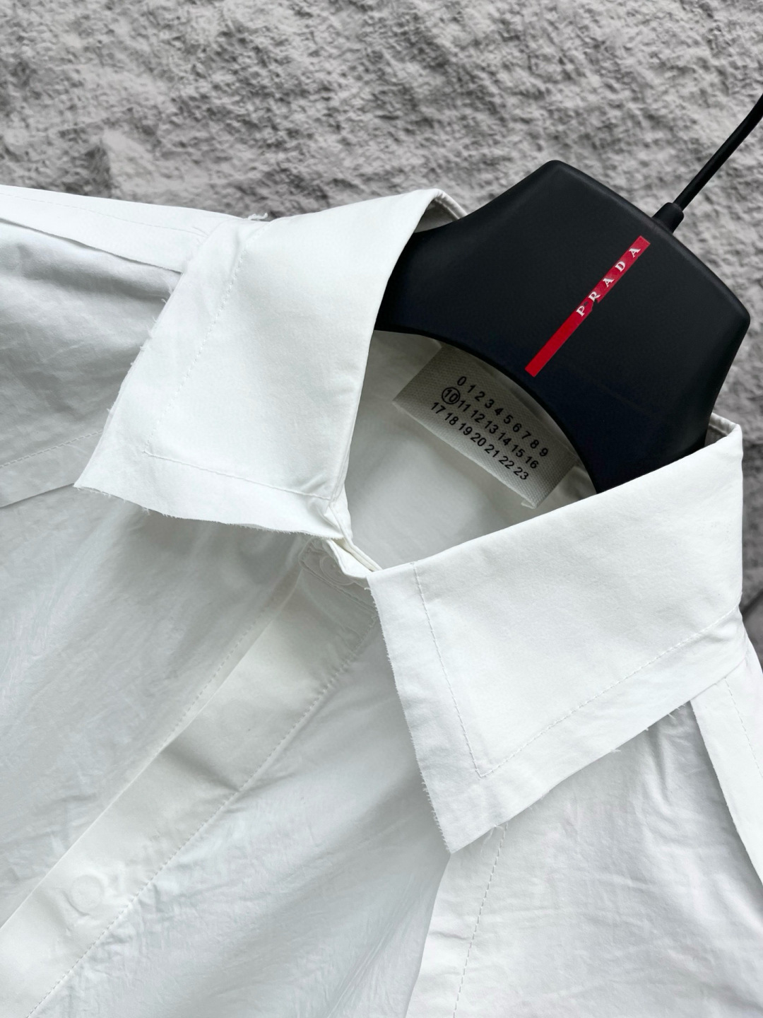  
马吉拉🔥🔥秋季新款OS版衬衣，采用优质速干亚面料，超级舒适透气，面料极好亲肤舒适轻薄，不易起皱不易缩