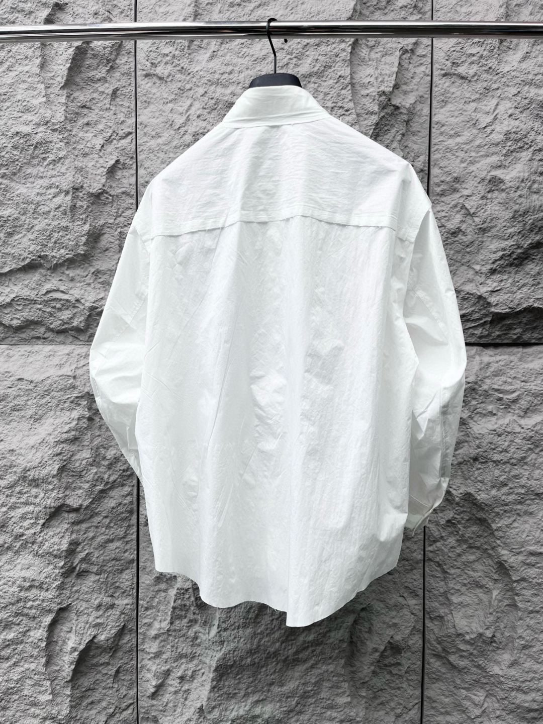  
马吉拉🔥🔥秋季新款OS版衬衣，采用优质速干亚面料，超级舒适透气，面料极好亲肤舒适轻薄，不易起皱不易缩