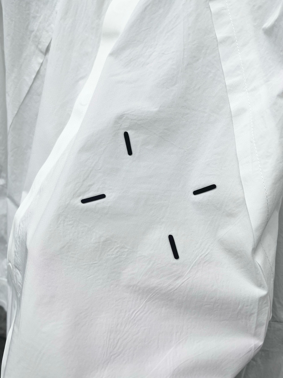  
马吉拉🔥🔥秋季新款OS版衬衣，采用优质速干亚面料，超级舒适透气，面料极好亲肤舒适轻薄，不易起皱不易缩