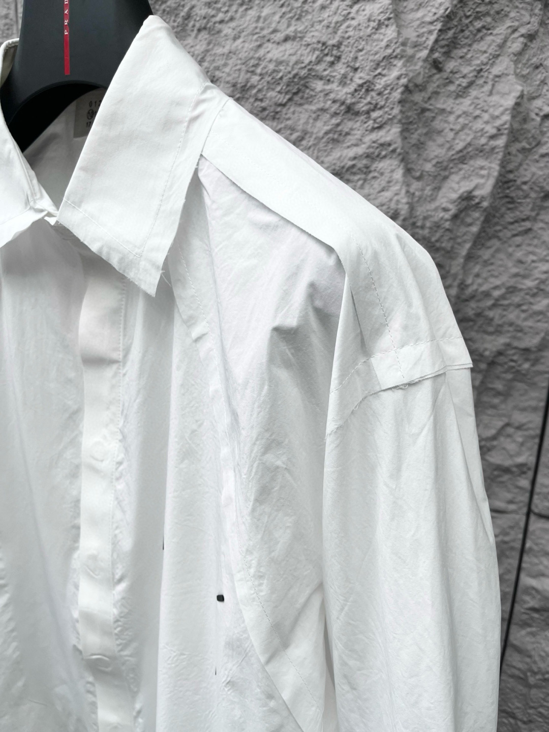  
马吉拉🔥🔥秋季新款OS版衬衣，采用优质速干亚面料，超级舒适透气，面料极好亲肤舒适轻薄，不易起皱不易缩