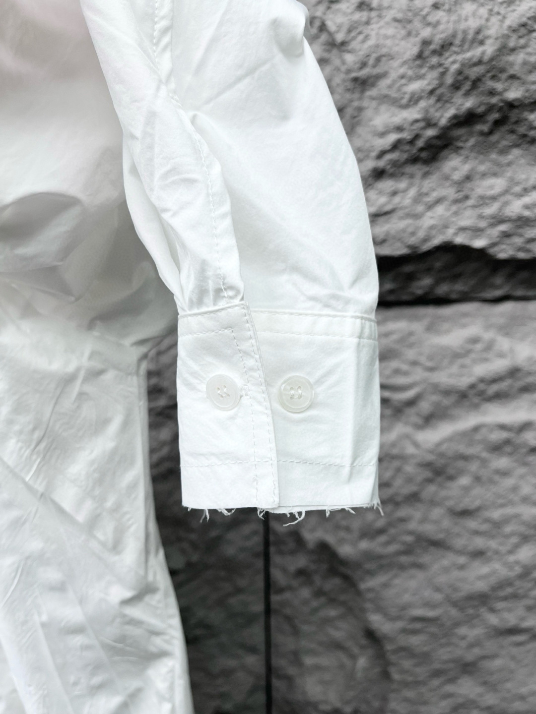  
马吉拉🔥🔥秋季新款OS版衬衣，采用优质速干亚面料，超级舒适透气，面料极好亲肤舒适轻薄，不易起皱不易缩