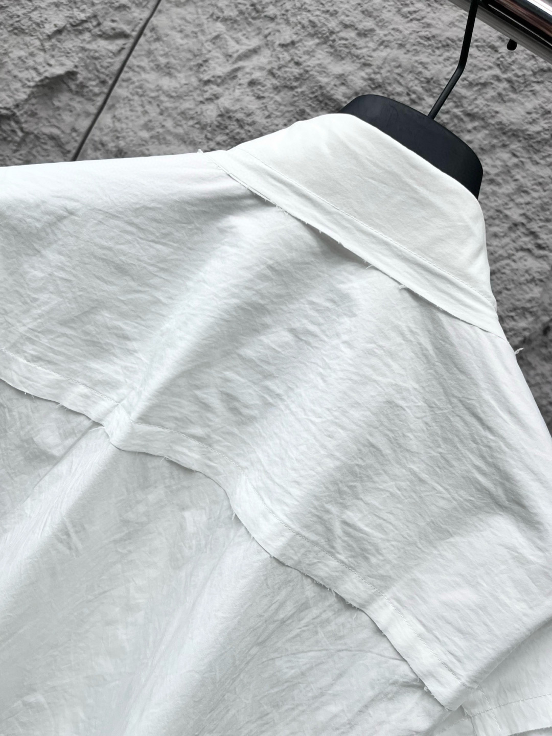  
马吉拉🔥🔥秋季新款OS版衬衣，采用优质速干亚面料，超级舒适透气，面料极好亲肤舒适轻薄，不易起皱不易缩