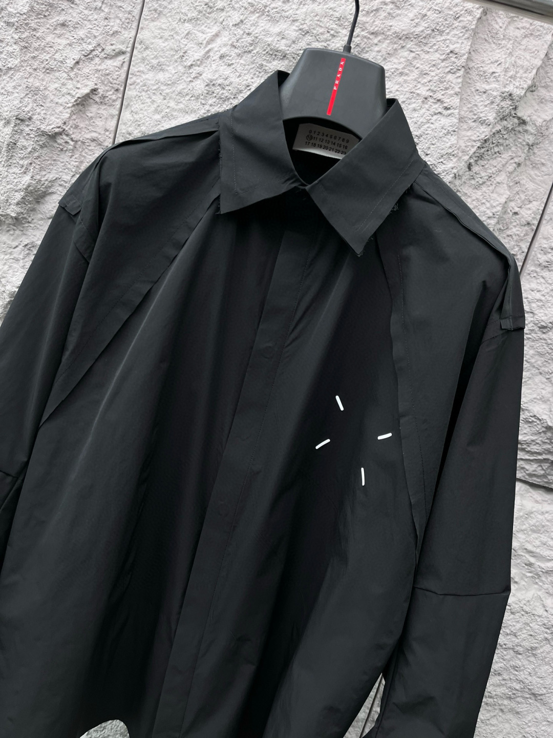  
马吉拉🔥🔥秋季新款OS版衬衣，采用优质速干亚面料，超级舒适透气，面料极好亲肤舒适轻薄，不易起皱不易缩