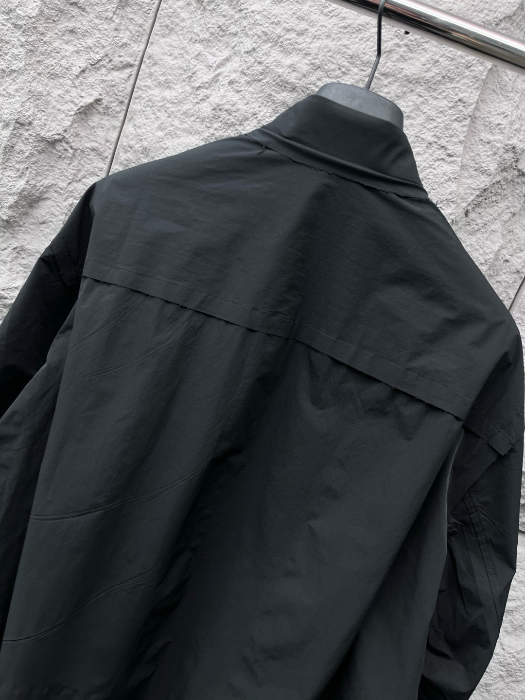  
马吉拉🔥🔥秋季新款OS版衬衣，采用优质速干亚面料，超级舒适透气，面料极好亲肤舒适轻薄，不易起皱不易缩